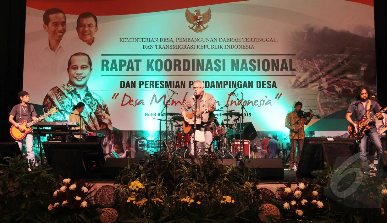 Iwan Fals beraksi di acara Rakornas Kementerian Desa, Pembangunan Daerah Tertinggal dan Transmigrasi, Jakarta, Senin (31/3/2015). Iwan Fals didaulat menjadi Duta Desa Indonesia Oleh Menteri Desa Marwan Djafar. (Liputan6.com/Helmi Afandi)