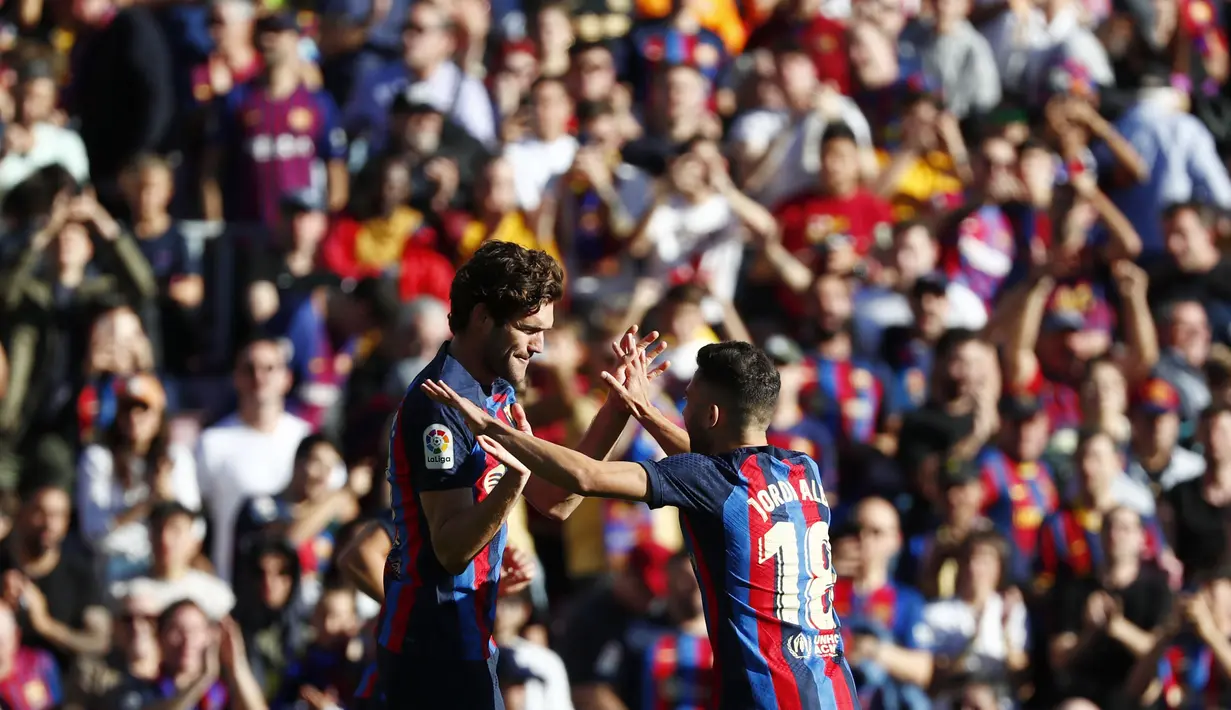 Barcelona tampil mendominasi atas sang tamu. Bahkan Barca mencetak gol di menit ke-7 melalui sundulan Marcos Alonso memanfaatkan situasi sepak pojok. Namun Espanyol mampu membalas melalui kaki Joselu yang sukses mengeksekusi penalti di menit ke-73. (AP Photo/Joan Monfort)