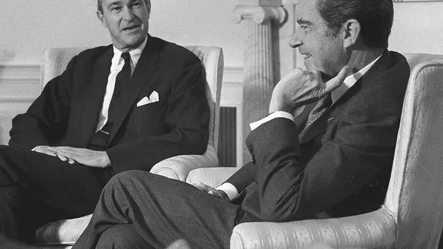 Ilmuwan Sydney Gottlieb berbincang dengan Presiden Eisenhower - AP