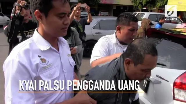 Polres Pelabuhan Tanjung Perak Surabaya menangkap seorang Kyai Gadungan yang mengaku mampu menggandakan uang. Seorang pengusaha kayu asal banyuwangi diperdaya hingga kehilangan uang sebanyak Rp 850 juta