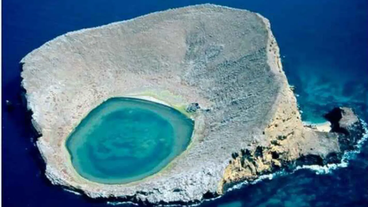Unik, Pemandian Air Panas di Tengah Laut Ini Patut Dicoba