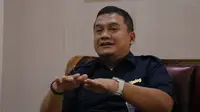 Pimpinan Bulog Kalimantan Tengah (Kalteng), Budi Sultika, memberikan keterangan terkait penghentian sementara penjualan beras murah stabilitas pasokan harga pangan (SPHP). Foto: liputan6/ Marifka Wahyu Hidayat