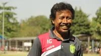 POSITIF - Pelatih Persebaya Surabaya, Ibnu Grahan mencoba berfikir positif sekalipun Persebaya Surabaya tampil di Piala Presiden dengan amunisi pemain terbatas. (Bola.com/Zaidan Nazarul)