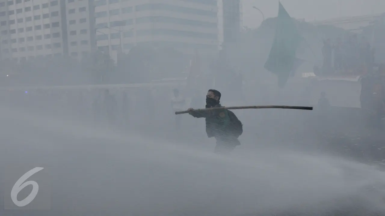 20151028- Mahasiswa Bakar Ban-Jakarta