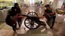 Penyandang disabilitas meraba benda koleksi Museum Nasional di Jakarta, Sabtu (14/4). Selain untuk meningkatkan wawasan, kunjungan tersebut juga melatih motorik mereka dengan meraba benda-benda bersejarah. (Liputan6.com/Johan Tallo)