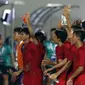 Pemain Timnas Indonesia U-16 menyapa suporter usai mengalahkan Kepulauan Mariana Utara U-16 pada laga kualifikasi Piala AFC U-16 2020 Grup G di Stadion Madya Gelora Bung Karno, Jakarta, Rabu (18/9/2019). Indonesia U-16 unggul 15-1. (Liputan6.com/Helmi Fithriansyah)