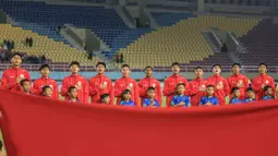 Para pemain starting XI Timnas Indonesia U-16 berbaris sambil menyanyikan lagu kebangsaan Indonesia Raya jelang dimulainya laga matchday pertama Grup A Piala AFF U-16 2024 menghadapi Timnas Singapura U-16 di Stadion Manahan, Solo, Jumat (21/6/2024). (Bola.com/Radifa Arsa)