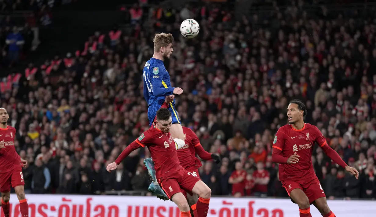 Penyerang Chelsea, Timo Werner mencoba melakukan sundulan ke gawang Liverpool pada pertandingan Final Carabao Cup di Stadion Wembley, London, Senin (28/2/2022). Liverpool memenangkan adu penalti 11-10 setelah pertandingan berakhir imbang 0-0. (AP Photo/Alastair Grant)