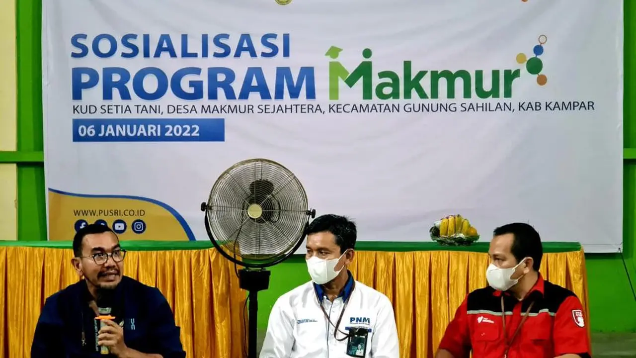 Staf Khusus III Menteri BUMN, Arya Sinulingga saat melakukan sosialisasi program Makmur ke Gunung Sahilan, Kabupaten Kampar