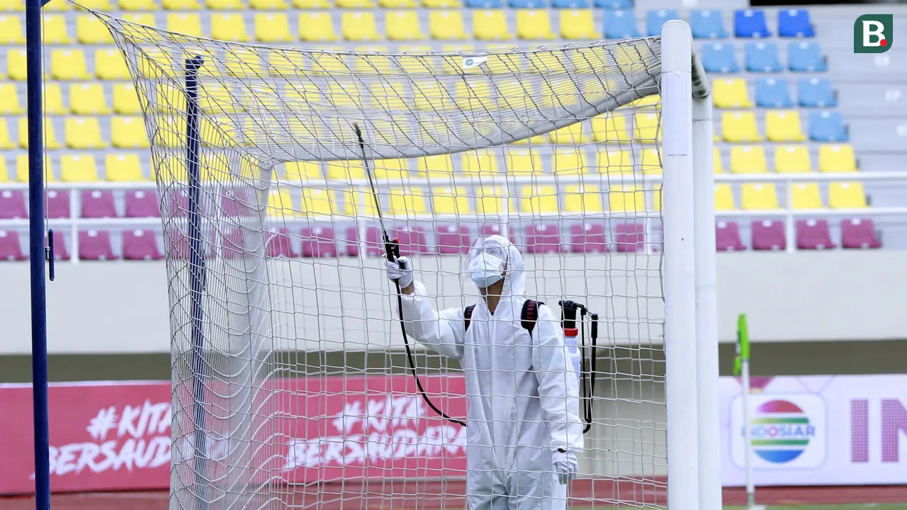 FOTO: Prokes Ketat di Piala Menpora, Petugas Semprotkan Cairan Disinfektan di Lapangan