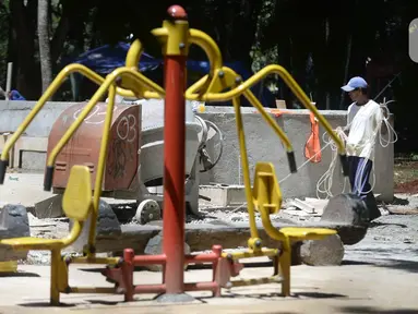 Pekerja menyelesaikan pembangunan taman bermain anak-anak untuk melengkapi fasilitas di Taman Kota 1, Tangerang Selatan, Banten, Selasa (1/12/2020). Kawasan terbuka hijau seluas 7,2 hektare tersebut sebagai tempat rekreasi alam murah meriah. (merdeka.com/Dwi Narwoko)