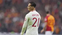 Pemain Manchester United, Antony, tampak kecewa setelah ditahan imbang Galatasaray pada laga grup A Liga Champions di Stadion Rams Park, Kamis (30/11/2023). (AP Photo)