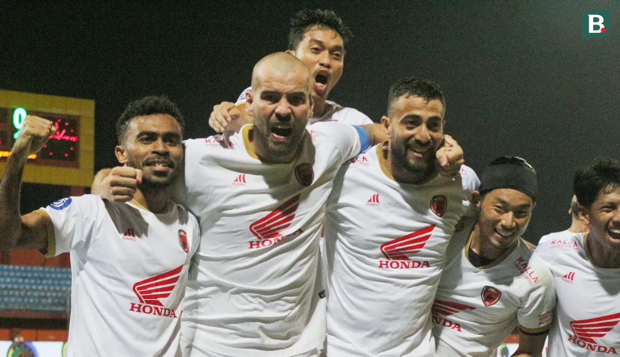 <p>Selebrasi para pemain PSM Makassar setelah Wiljan Pluim (kedua kiri) mencetak gol pertama ke gawang Madura United pada laga pekan ke-32 BRI Liga 1 2022/2023 di Stadion Gelora Madura Ratu Pamelingan, Pamekasan, Jawa Timur, Jumat (31/3/2023) malam WIB. (Bola.com/Wahyu Pratama)</p>