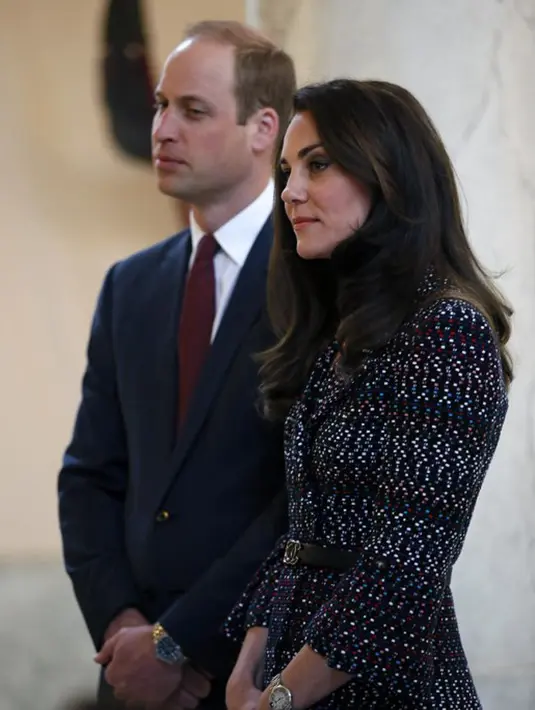 Belum lama ini pihak kerajaan mengumumkan soal kehamilan ketiga Kate. Sebagai suami, akhirnya Pangeran William buka suara soal keadaan istrinya yang memang mengalami Morning Sick seperti wanita hamil pada umumnya. (AFP)