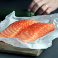 Salmon dapat menjadi bagian pola makanan sehatmu agar kulit semakin awet muda. (Foto: Unsplash.com/ CA Creative)