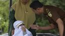 Tjia Nyuk Hwa siap untuk dihukum cambuk di luar Masjid Babussalam, Banda Aceh, Aceh, Indonesia, Selasa (27/2). Hukum cambuk merupakan peraturan daerah yang diberlakukan kepada umat Islam, namun umat non-Muslim bisa memilih, (AFP FOTO/CHAIDEER MAHYUDDIN)