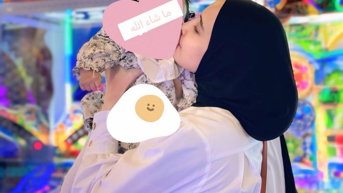Gaya Imut Baby Humaira Anak Zaskia Sungkar dan Irwansyah dengan Jepit Rambut Pita di Kumpul Keluarga