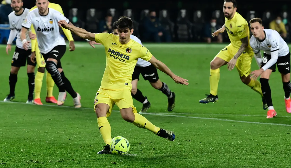 Penyerang Villarreal, Gerard Moreno melakukan tendangan penalti dan mencetak gol ke gawang Valencia pada pertandingan lanjutan La Liga Spanyol di stadion Mestalla di Valencia (6/3/2021). Valencia sempat tertinggal lebih dulu lewat gol penalti Gerard Moreno pada menit ke-40. (AFP/Jose Jordan)