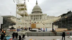 Pekerja konstruksi menyelesaikan pekerjaanya dalam persiapan pelantikan Presiden terpilih Donald Trump di U.S. Capitol, Washington, Kamis (8/12). Trump tetap menjadi dilantik menjadi Presiden AS meski sempat didemo warganya. (REUTERS/Jonathan Ernst)