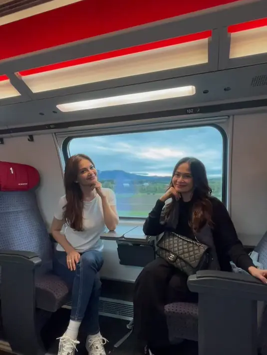 Begitu juga saat di belakang layar, keduanya juga saling mendukung hingga saling menguatkan saat sedang ada masalah. [Instagram/ersamayori]