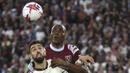 Pemain West Ham, Angelo Ogbonna (kanan), menempel ketat pergerakan pemain MU, Bruno Fernandes, dalam laga pekan ke-35 Premier League 2022/2023 yang berlangsung di London Stadium, Senin (8/5/2023) dini hari. (AP Photo/Ian Walton)