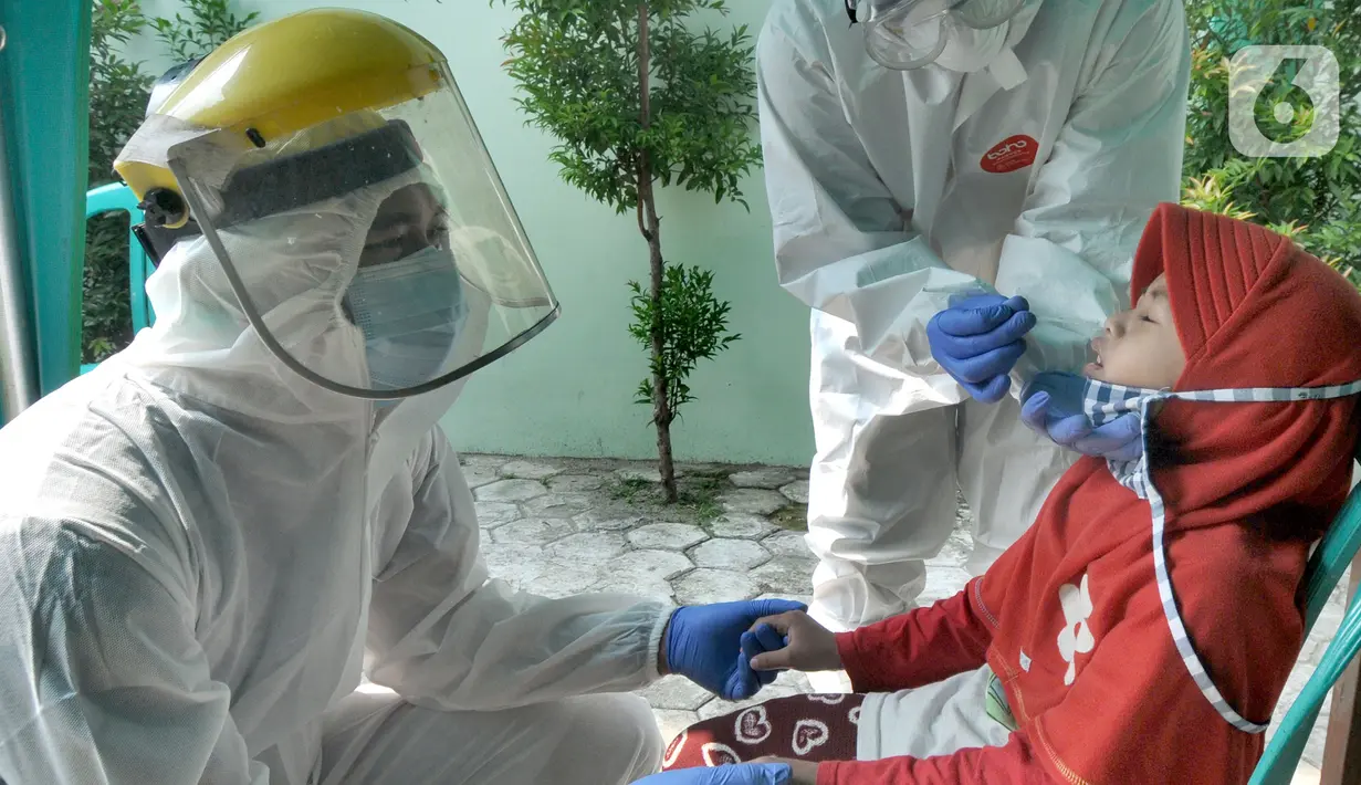 Paramedis melakukan kegiatan testing PCR kepada warga yang pernah berhubungan dengan pasien positif COVID-19 di Puskesmas Cinere, Depok, Jawa Barat, Kamis (10/6/2021). Testing setelah tracing dilakukan kepada puluhan warga untuk meminimalisir penyebaran COVID-19. (merdeka.com/Arie Basuki)