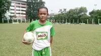 Helsya Maesaroh merupakan satu-satunya anak perempuan yang tergabung dalam tim MILO Football Championship 2017(Bola.com/Reza Bachtiar)
