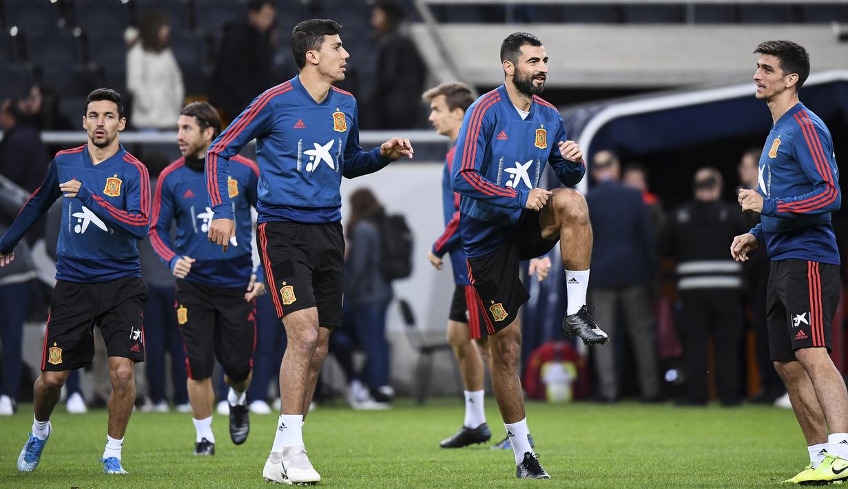 Para pemain Spanyol melakukan pemanasan saat mengikuti sesi latihan tim di Solna, Swedia (14/10/2019). Spanyol akan bertanding melawan Swedia pada Grup F Kualifikasi Piala Eropa 2020 di Stadion Friends Arena. (AFP Photo/Jonathan Nackstrand)
