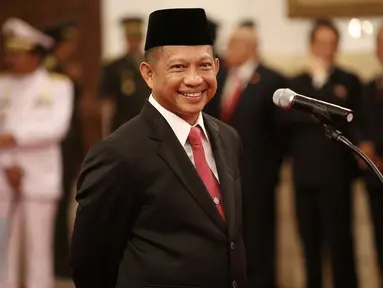 Irjen Tito Karnavian tersenyum pada awak media sebelum dilantik oleh Presiden Jokowi di Istana Negara, Jakarta, Rabu (16/3). Tito Karnavian dilantik menjadi Kepala BNPT dari jabatan sebelumnya Kapolda Metro Jaya. (Liputan6.com/Faizal Fanani)