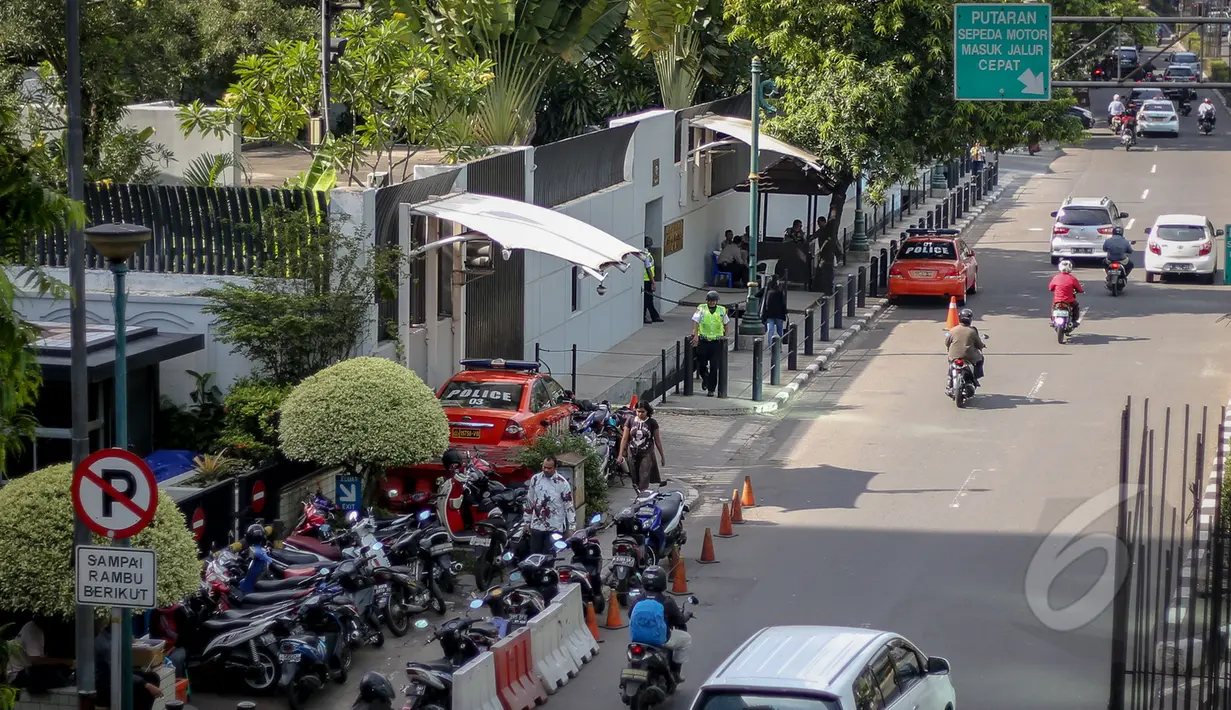 Aktivitas di depan kedubes Australia tampak normal terkait penarikan duta besar Australia untuk Indonesia, tidak ada pengamanan yang mencolok, Jakarta, Kamis. (30/4/2015). (Liputan6.com/Faizal Fanani)