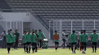 Para pemain Timnas Indonesia tampak lelah usai latihan di Stadion Madya Senayan, Jakarta, Selasa (22/11). Latihan ini persiapan jelang laga Piala AFF 2018 menghadapi Filipina. (Bola.com/Yoppy Renato)