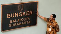 Wali Kota Solo, FX Hadi Rudyatmo sedang mengecek papan nama bungker.(Liputan6.com/Fajar Abrori)