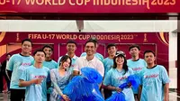 Aksi Ario Bayu bersih-bersih sampah di Piala Dunia U-17 2023
