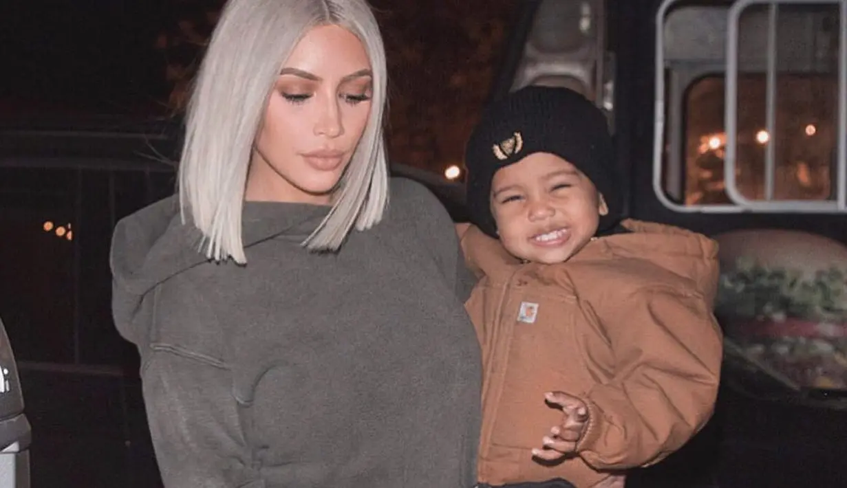 Kim Kardashian memang terkenal sayang banget sama anak-anaknya. Ia bahkan seringkali mengurus anaknya sendiri. (instagram/kimkardashian)