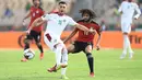 Gelandang Maroko Selim Amallah (kiri) berebut bola dengan gelandang Mesir Mohamed Elneny selama pertandingan perempat final Piala Afrika (CAN) 2021 di Stade Ahmadou Ahidjo di Yaounde (30/1/2022). Mesir menang atas Maroko 2-1. (AFP/Charly Triballeau)