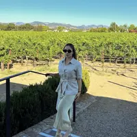 Tampil elegan tak bisa dicapai dengan kesederhanaan. Pesonanya kiat terpancar dalam balutan kemeja kasual dan rok satin. Gayanya menghadirkan kesempurnaan yang inspiratif. [Foto: Instagram/ Nikita Willy]