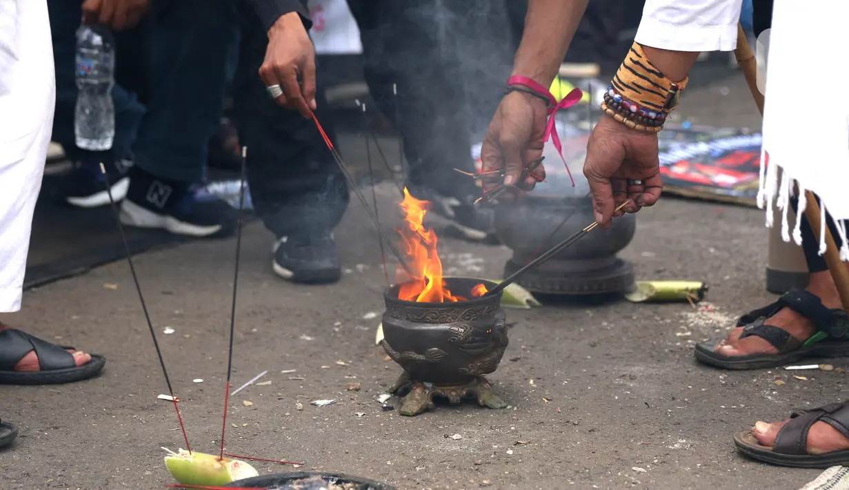 Warga yang tergabung dalam Aliansi Komunitas Budaya Jawa Barat (sunda) melakukan aksi di depan Gedung DPR, Jakarta, Kamis (27/1/2022). Massa aksi terdiri atas masyarakat Sunda Karawang, Bogor, Depok, dan Sumedang.  (Liputan6.com/Angga Yuniar)