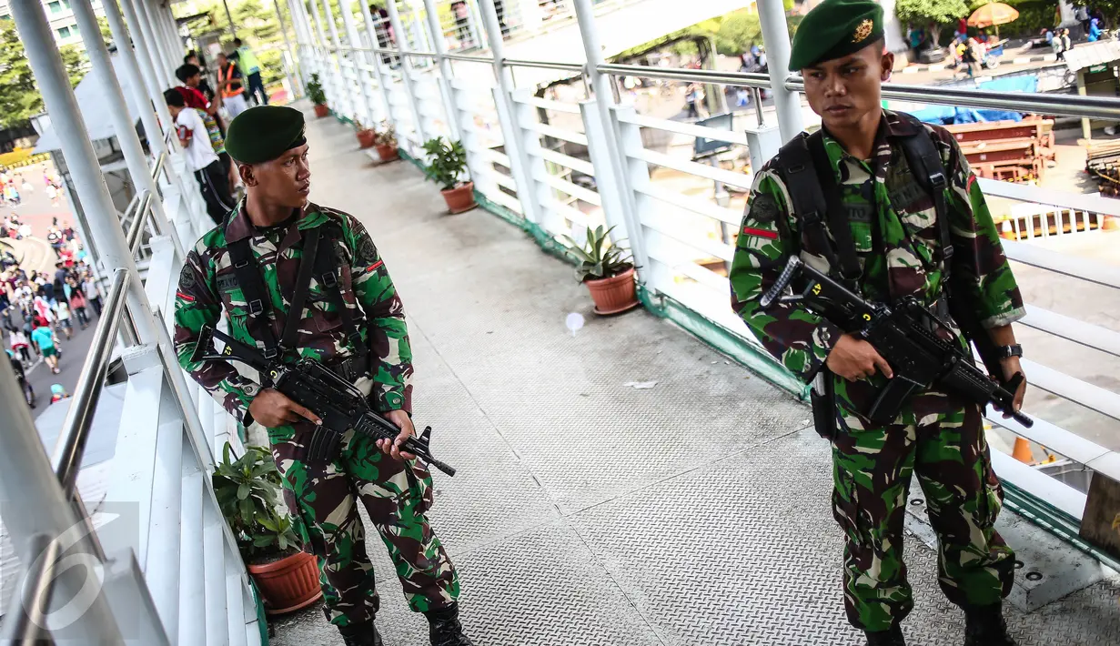 Sejumlah pasukan Pasukan TNI bersenjata lengkap berjaga dikawasan Bunderan HI, Jakarta, (31/7). Penjagaan tersebut dilakukan terkait pengamanan KTT ke-12 World Islamic Economic Forum (WIEF) di Jakarta pada 2-4 Agustus 2016. (Liputan6.com/Faizal Fanani)
