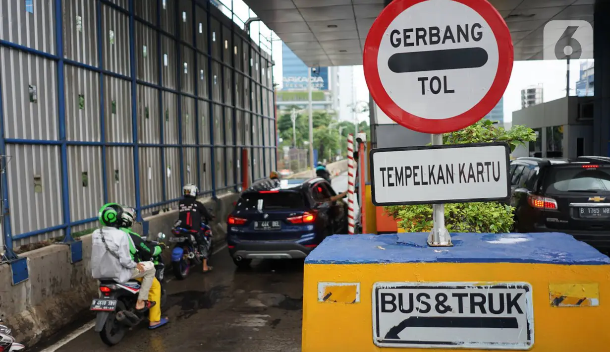 Pengendara motor memasuki Gerbang Tol Lenteng Agung 2 di Tanjung Barat, Jakarta, Rabu (1/1/2020). Banjir yang menggenangi Jalan TB Simatupang menyebabkan akses bagi pengendara terputus sehingga membuat arus lalu lintas seluruh kendaraan dialihkan melalui jalan tol. (Liputan6.com/Immanuel Antonius)