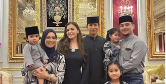 Anisha Rosnah terlihat anggun dalam balutan dress hitam. Pesona dress anggun yang sederhana hadirkan elegansi yang menjanjikan. [Foto: Instagram/ Anis.Haikk]