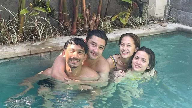 Adhisty Zara gunakan pakaian bikini di Bali