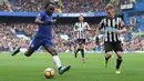 Gelandang Chelsea Victor Moses berusaha menendang bola saat melawan Newcastle dalam pertandingan Liga Inggris di Stamford Bridge, London (2/12). (AFP Photo/Daniel Leal-Olivas)