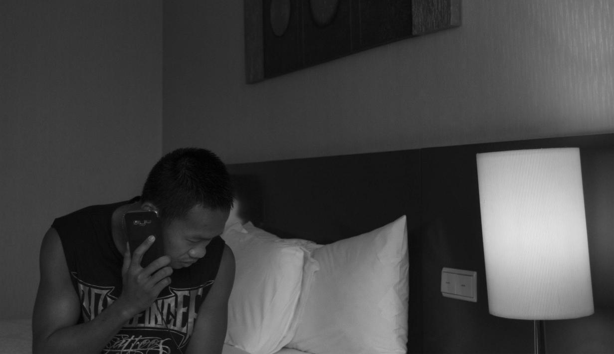 Hampir tak pernah terlewatkan rutinitas menelfon istri saat  sedang berjauhan. Hal sederhana yang dapat memompo semangatnya kembali. (Bola.com/Vitalis Yogi Trisna)