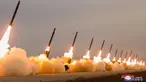 Gambar yang diambil pada 30 Mei 2024 dan dirilis dari Kantor Berita Pusat Korea (KCNA) resmi Korea Utara melalui KNS pada 31 Mei 2024 menunjukkan uji coba penembakan artileri roket super besar 600mm di lokasi yang belum dikonfirmasi di Korea Utara. (STR / KCNA VIA KNS / AFP)