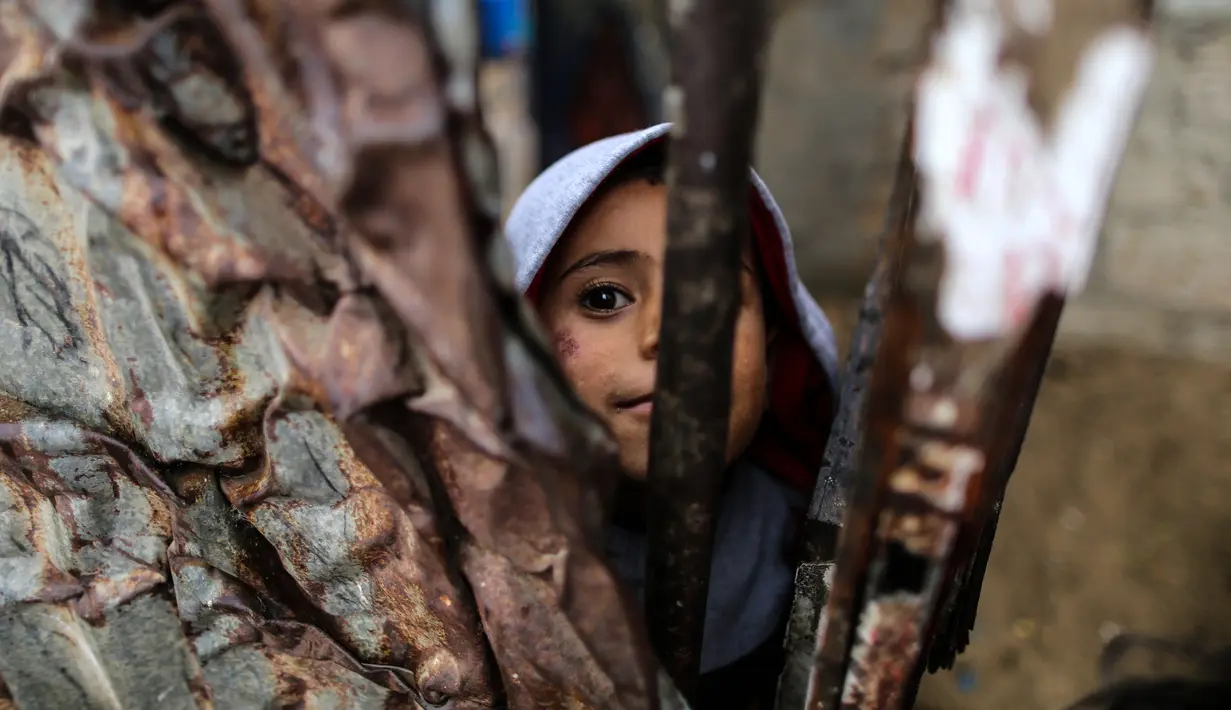 Seorang anak Palestina terlihat di area permukiman kumuh sebuah kamp pengungsi saat cuaca badai di Kota Khan Younis, Jalur Gaza selatan, pada 26 November 2020. (Xinhua/Yasser Qudih)