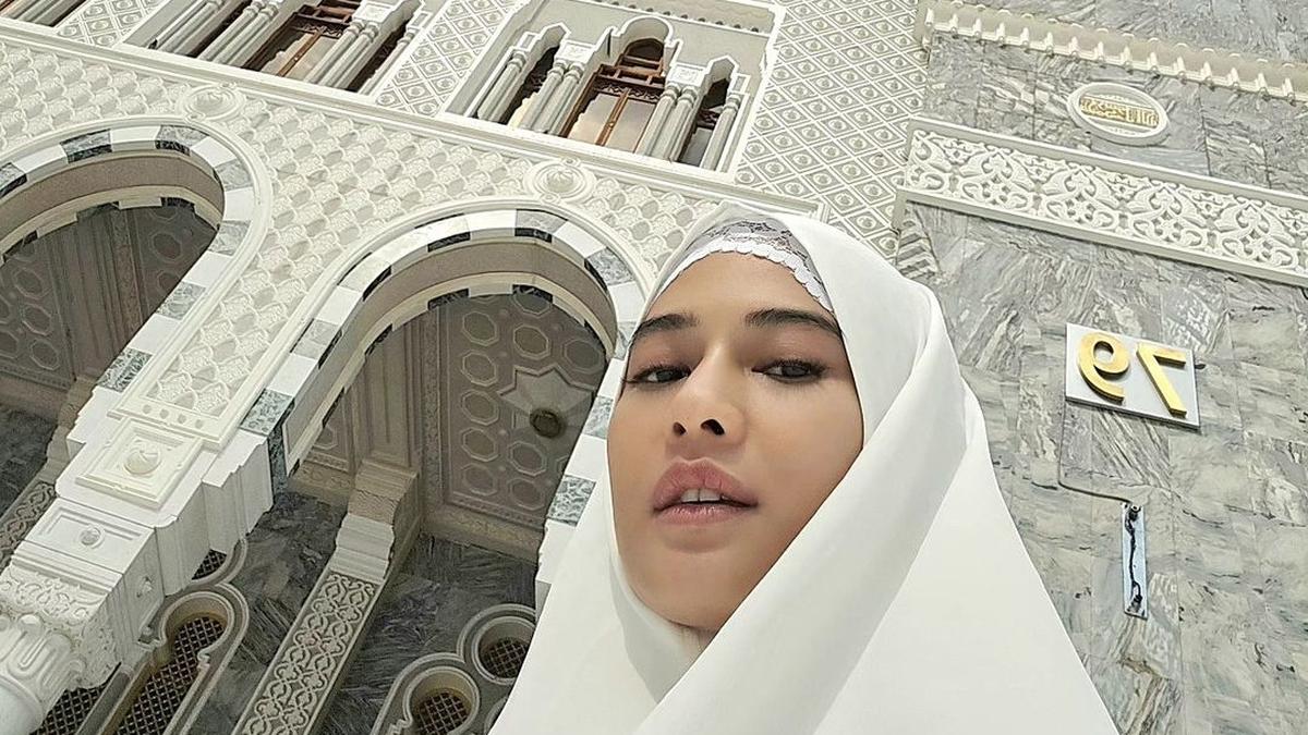Jalani Ibadah Umrah, Dian Sastrowardoyo Bagikan Tampilan Berhijab