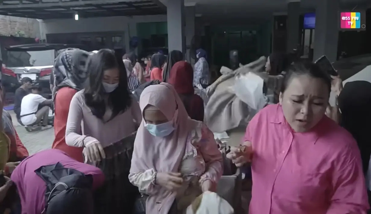 Para tetangga yang didominasi perempuan tersebut sibuk memilih-milih pakaian sesuai dengan  yang diinginkan. Dari mulai kerudung, baju tidur hingga blazer. Banyak dari yang dijual bekas penyanyi dangdut itu dan hanya sekali pakai. [Youtube/Qiss You TV]