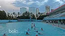 Para atlet Polo Air Putri melakukan pemanasan pada sesi latihan seleksi Pelatnas Sea Games 2017 di Kolam Renang Simprug, Jakarta, Kamis (19/1/2017). Para Atlet berasal dari delapan Provinsi di Indonesia.  (Bola.com/Nicklas Hanoatubun)