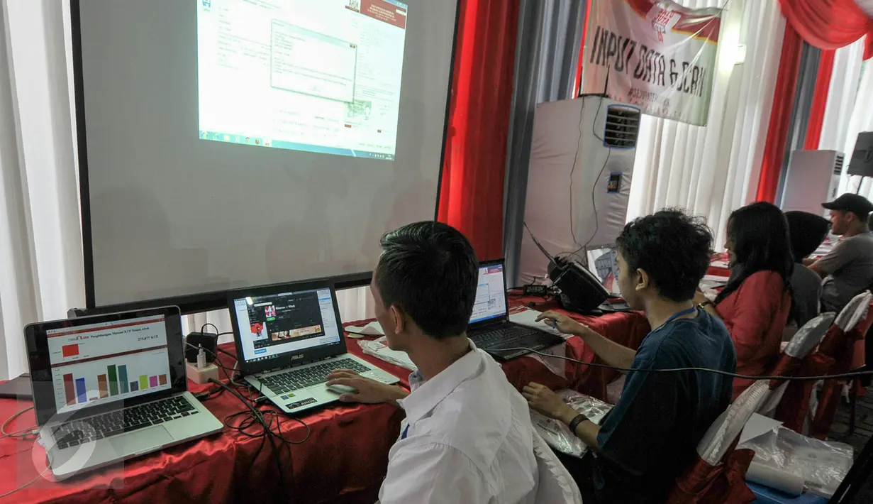 Relawan Teman Ahok mengamati layar laptop saat penghitungan manual satu juta KTP di Jakarta, Rabu (29/6). Penghitungan itu guna menepis dugaan beberapa pihak yang menilai satu juta KTP yang dikumpulkan untuk Ahok tidak benar. (Liputan6.com/Yoppy Renato)