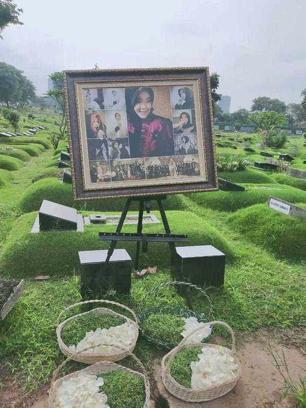 Prosesi penggalian makam mendiang Rina Gunawan di TPU Tanah Kusir (Kapanlagi.com/ Budy Santoso)